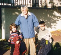 981101_Saying bye to Grandmother at Mommy's 200x179.jpg (13082 bytes)