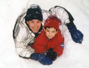 991230_NickAndDaddyInSnowCave_small.jpg (15367 bytes)