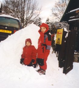 991231_WorkingInTheSnow_small.jpg (18455 bytes)