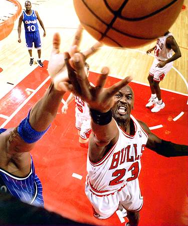 MJRebounding1.jpg (35167 bytes)