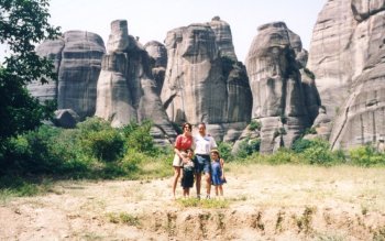990810_FamilyAtMeteora_small.jpg (26505 bytes)
