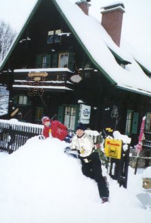 991230_MakingSnowPileForSnowCave_small.jpg (16751 bytes)
