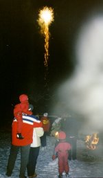 991231_FireworksAndVeitLauraAndKatie_small.jpg (7450 bytes)